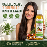 Mujer sonriendo con el shampoo Copacabana de batana y romero 500 ml