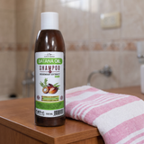 El shampoo en uso: envase en el estante del baño